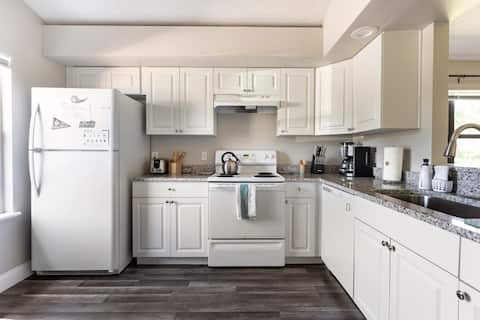 Modern 2 Bed, 2 Bath Walk to UCF/Parks, Beach