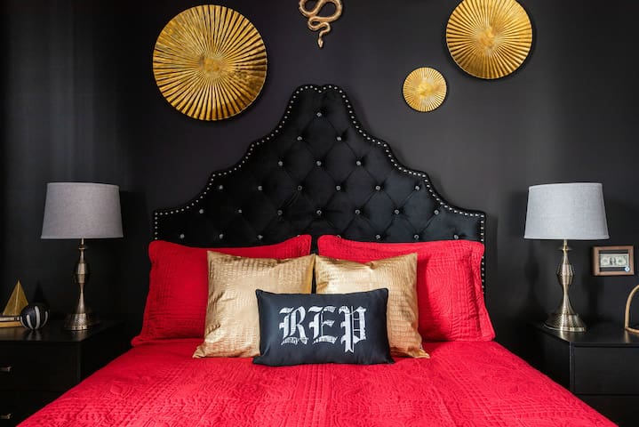 The Cardigan – Swiftie Townhome with HOT TUB!