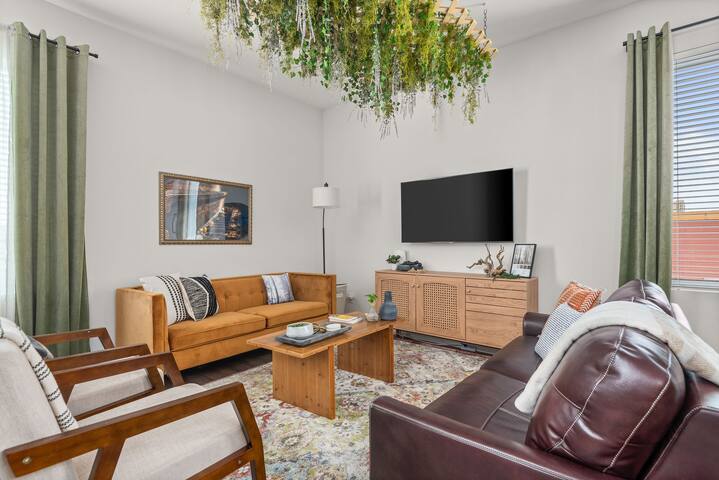 The Cardigan – Swiftie Townhome with HOT TUB! gallery image 3