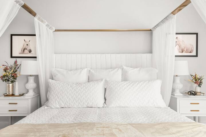 The Cardigan – Swiftie Townhome with HOT TUB! gallery image 2