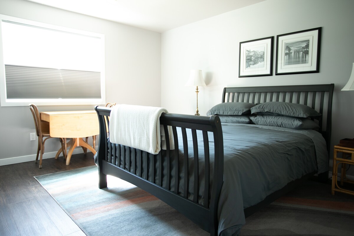 เส้นสายที่สะอาดร่วมสมัยและสีสันเท่ห์ให้ความสะดวกสบายแก่คุณ 

คุณสามารถเลือกแสงสว่างจากธรรมชาติหรือม่านบังแสง  มู่ลี่อยู่ด้านบนหรือด้านล่างขึ้นเพื่อความเป็นส่วนตัว

โต๊ะขยายเพื่อให้พื้นที่ทำงานกว้างขวาง  