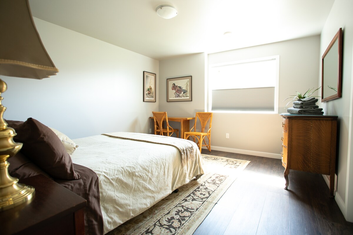 สีสันอบอุ่นทักทายคุณในขณะที่คุณแกะกล่อง  โต๊ะข้างเตียงลิ้นชักและตู้เสื้อผ้ากว้างขวางพร้อมราวแขวนกระเป๋าเดินทางทำให้ง่ายขึ้น 

ตลอดเวลาทุกวันม่านบังแสงให้ความเป็นส่วนตัวหรือวิวป่า 

พื้นที่ทำงานมีโต๊ะวางใบไม้และเก้าอี้