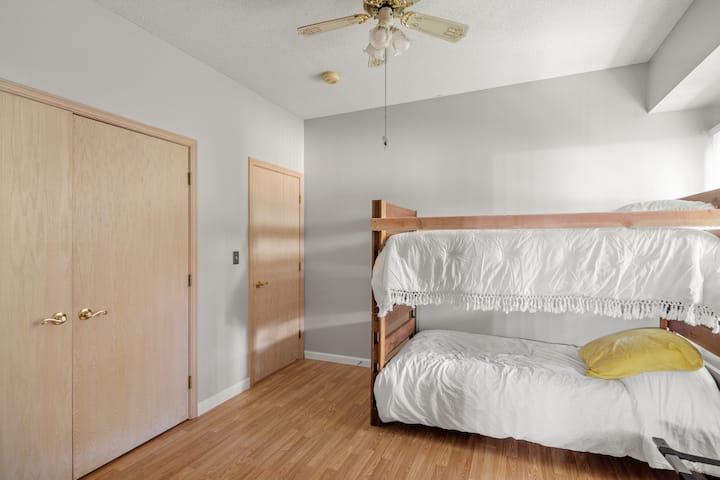 Стая с двуетажно легло на основното ниво 