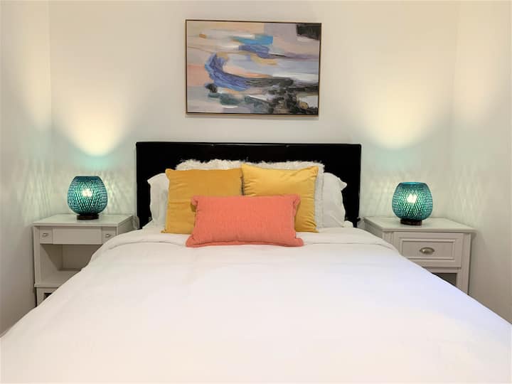 Четврта спална соба со брачен кревет (широк 150-179 см). Се наоѓа долу 