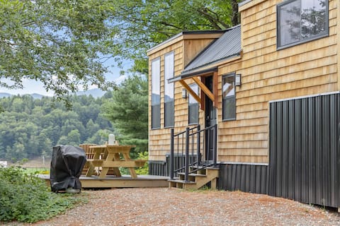 Haven Tiny House w/hot tub on river near Stowe