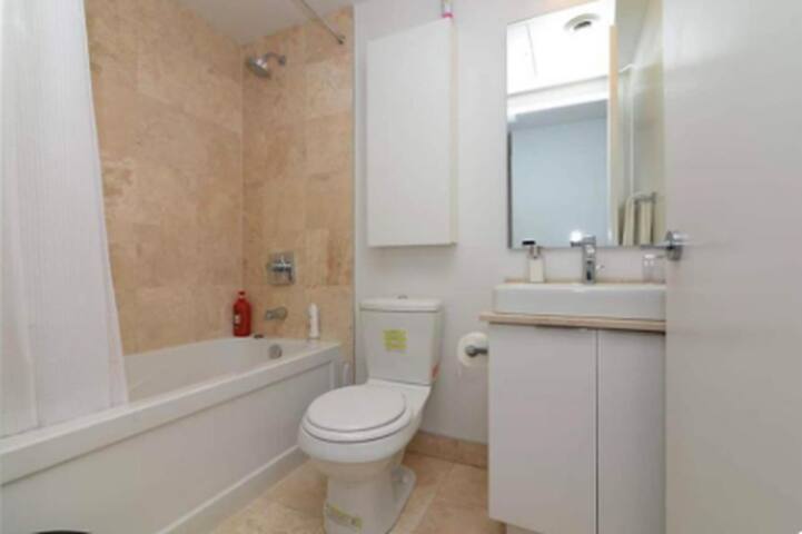 Stunning lake view/Prime Location/2 bedroom/2 bath gallery image 3