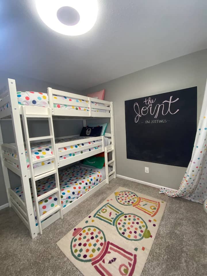 Patrové postele! Prosím, žiadni dospelí na hornej poschodovej posteli.