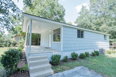 Pleasant, Bright 3 Bedroom Cottage