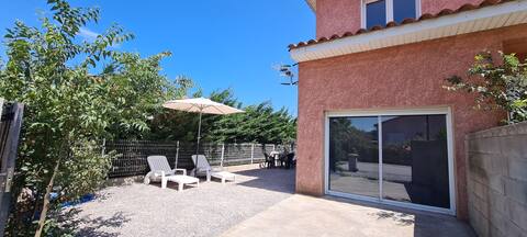 Close to the sea, apartment with garden, parking space.