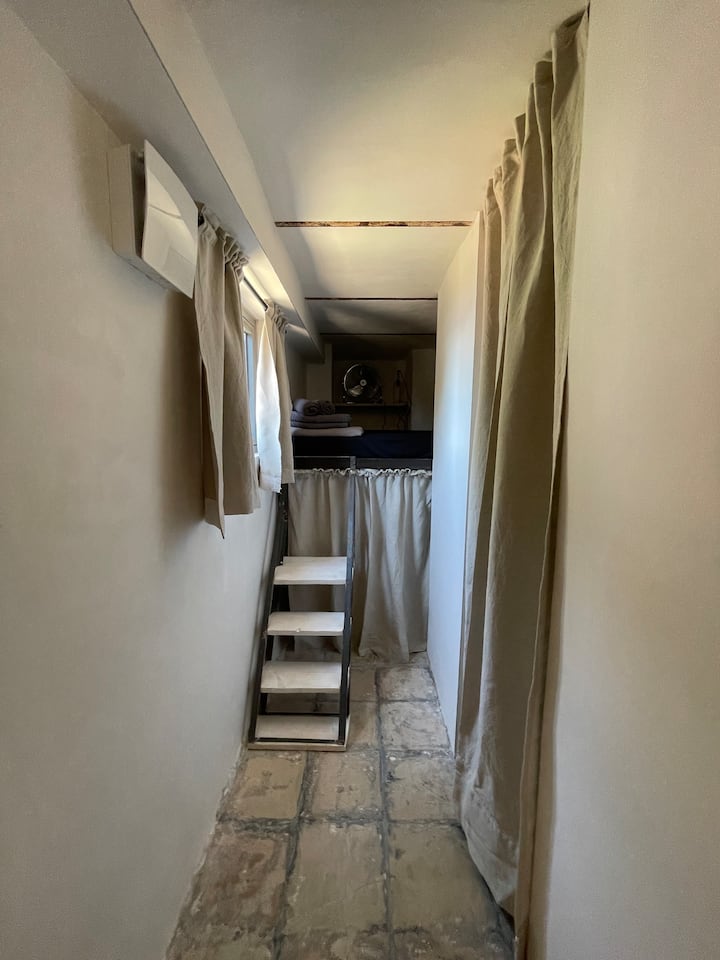 Ufikiaji wa eneo la kulala kwenye mezzanine.