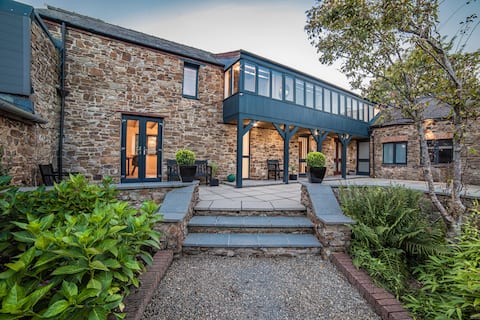 Parkfields: Luxury Retreat with Private Hot Tub