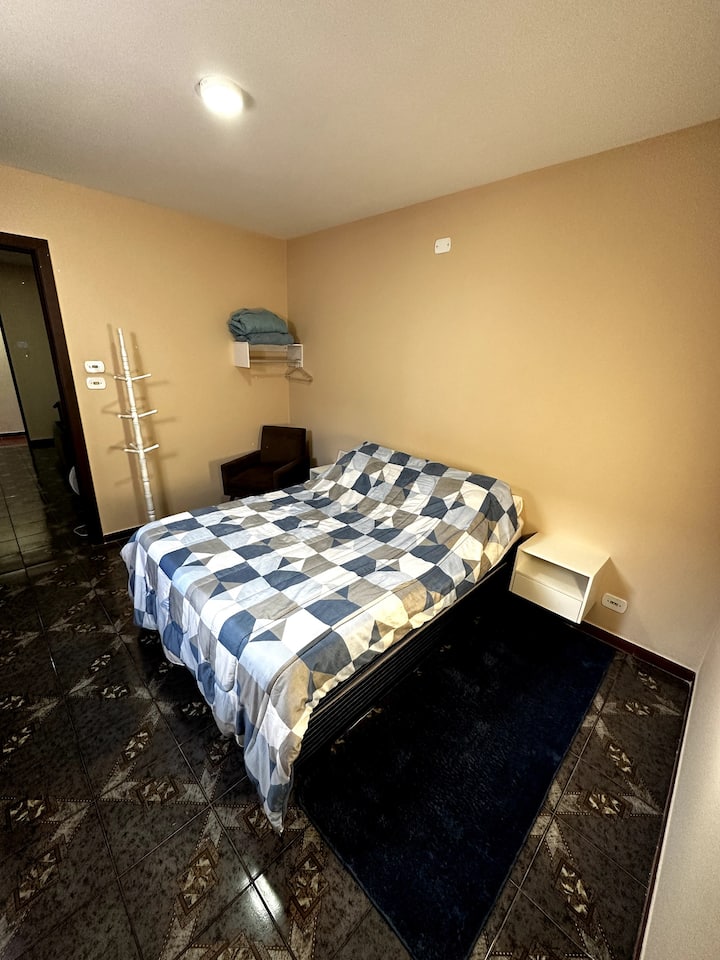Habitación con cama doble