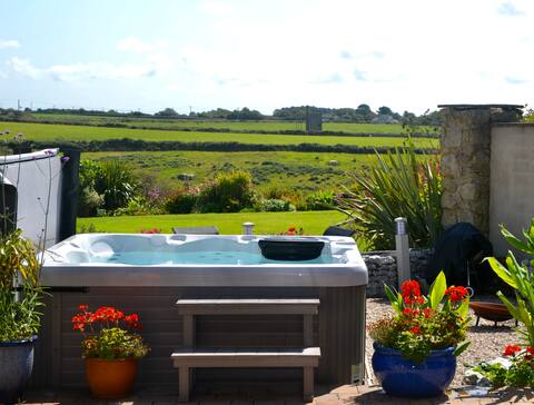 Tinner's View, luxury barn with hot tub and views