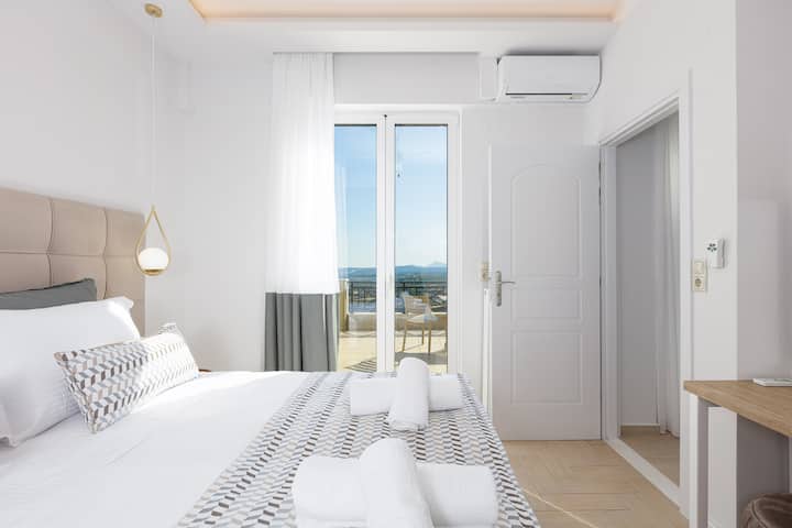 Двокреветната спална соба со кралска големина се наоѓа на првиот кат. 