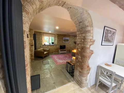 Luxury Cotswold cottage with logburner, Winchcombe