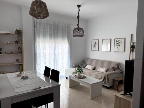 Top performing Airbnb: Cozy apartment steps from the beach in L'ampolla