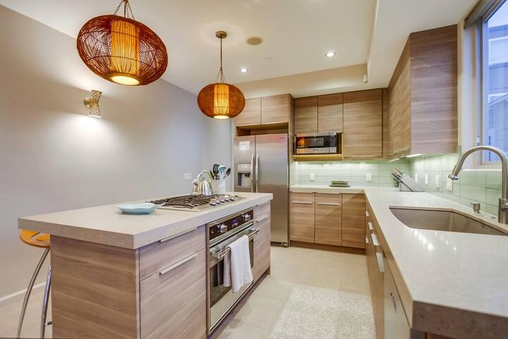 NEW Modern 3B/3Ba- 2 Car GARAGE -Steps Beach & Bay gallery image 2