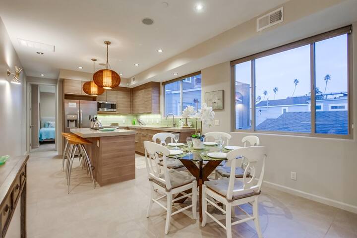 NEW Modern 3B/3Ba- 2 Car GARAGE -Steps Beach & Bay gallery image 3