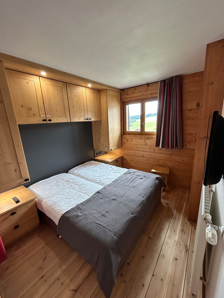 ГЛАВНА СПАЛНА СОБА (1)