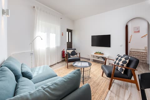 Anúncio popular: 11 Minutes to Beach | Central Stay | Sunny Terrace em Faro
