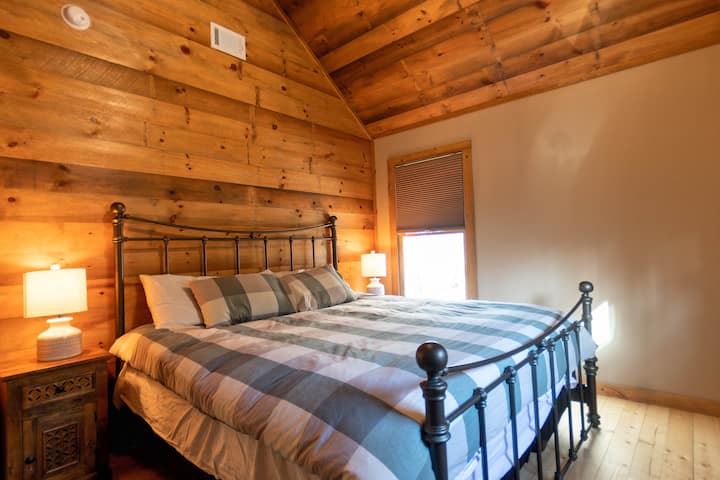 Habitación de arriba #1. Cama tamaño king.