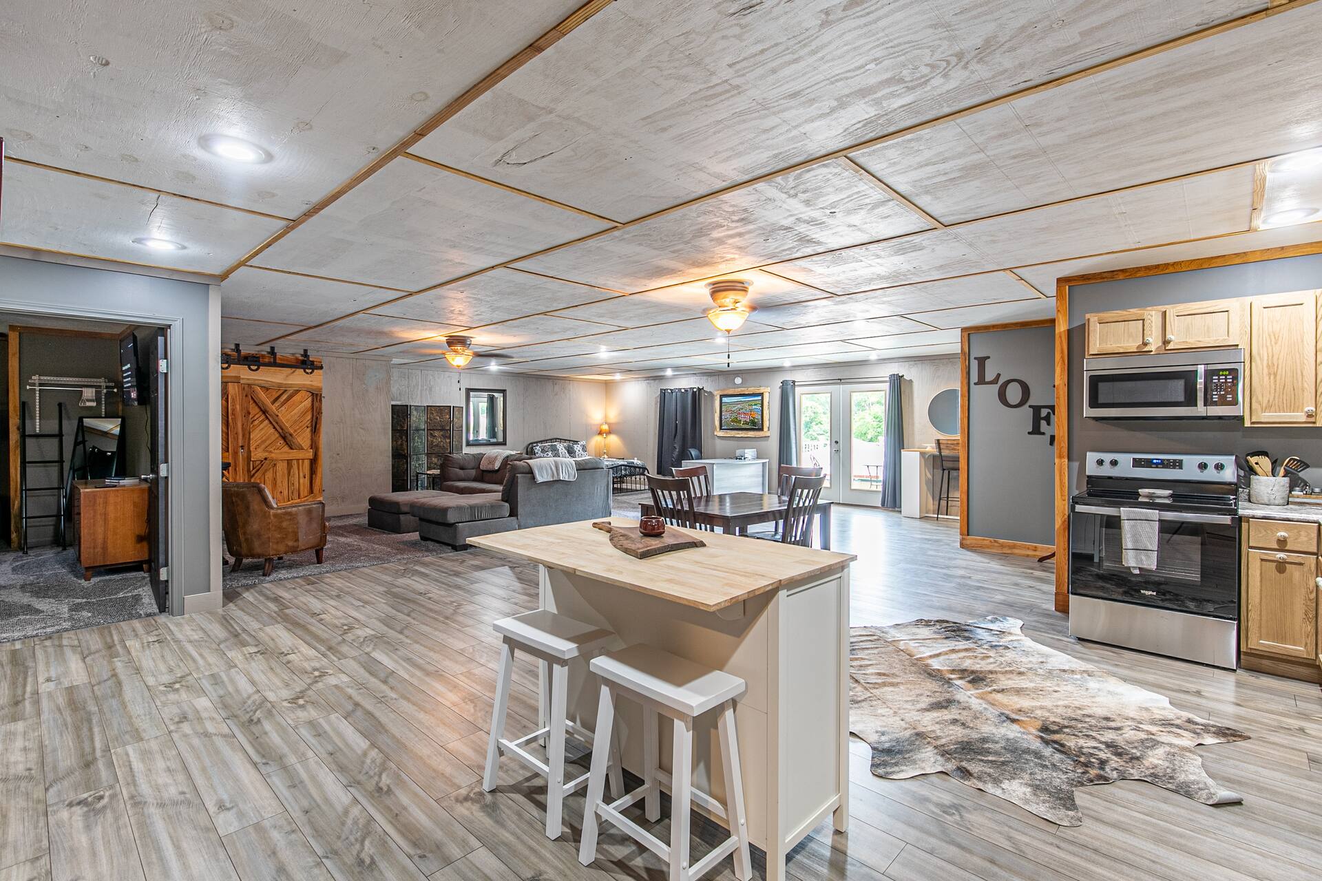 Brand New Studio/ Loft 2 miles to Current River!