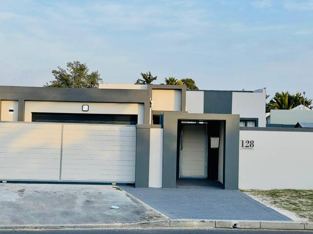 Oasis of Elegance (Solar Power) gallery image 5