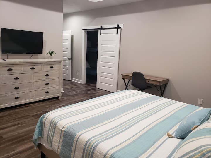 Главната спална соба има паметен телевизор за пренос на вашите омилени апликации и гледање локални кабелски канали.