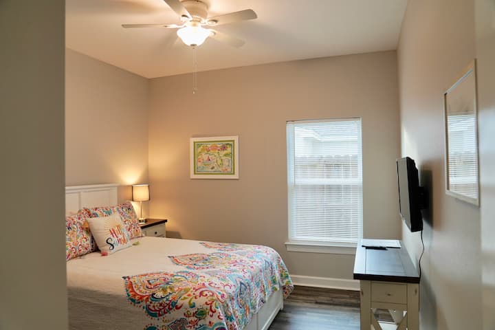 Спална соба со брачен кревет (широк 150-179 см) и двокреветна соба XL.  Паметен телевизор со рамен екран во сите спални соби со вклучени локални кабелски канали.