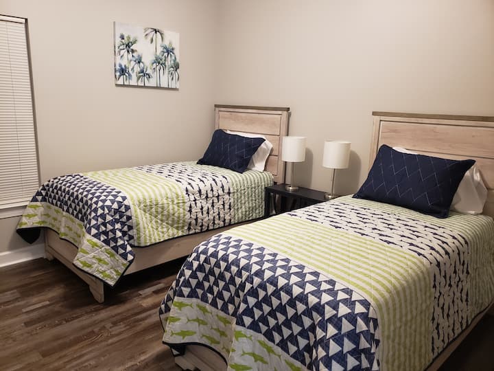 Трета спална соба со два двокреветни кревета и уште еден паметен телевизор.