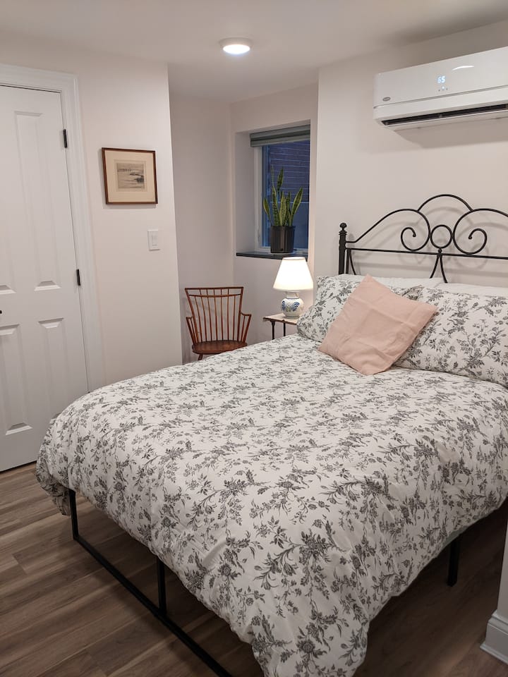 Kitanda cha ukubwa kamili na matandiko ya 100% ya hypoallergenic, vitambaa vya kitanda cha pamba 680.  Kabati kubwa la nguo lililojengwa katika rafu na sehemu ya kukaa iliyo na mwangaza wa asubuhi.