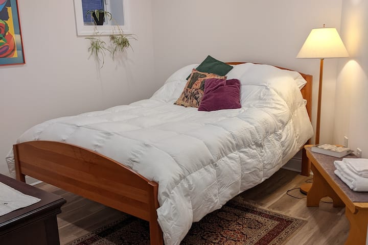 Kitanda cha ukubwa wa malkia katika chumba kikubwa cha kulala.  Matandiko yote ni 100% hypoallergenic na yanajumuisha mashuka ya kitanda cha 680.