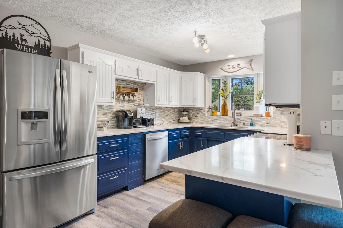 Lakefront Escape • HotTub • Game Room• Fenced Yard in Reeds Spring