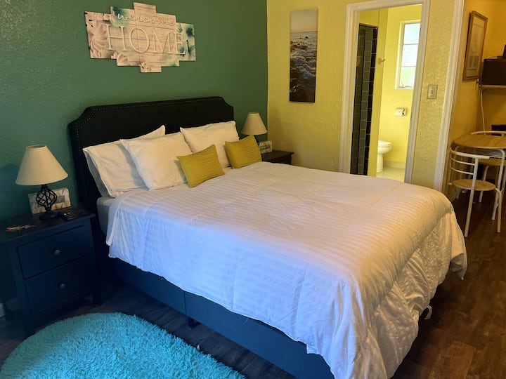 Queen studio w and amazing backyard Hotels for Rent in