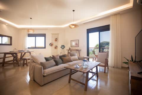 Ocean Pearl 2-BR Apt & Balcony in Batroun