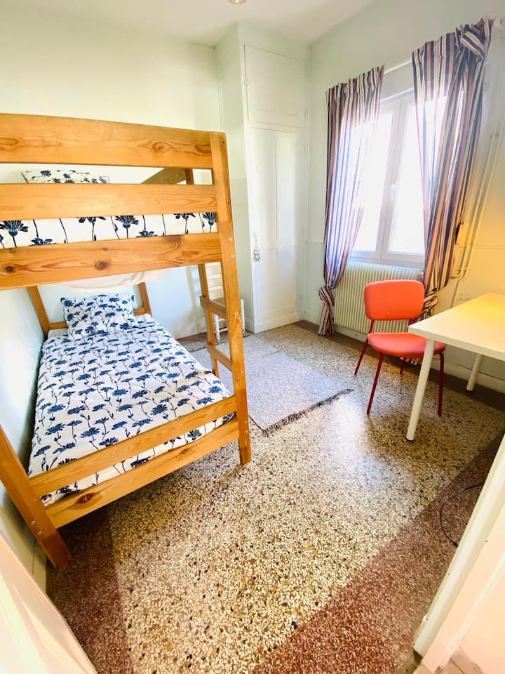 habitación infantil; 2 literas; escritorio / mesa de trabajo