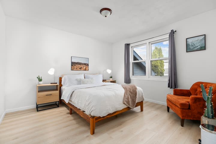 Habitación de tamaño mediano con cama tamaño queen. 