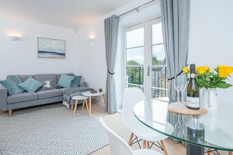 Popular Airbnb listing: Harbwr luxury apartment with parking in Saundersfoot North, Saundersfoot South