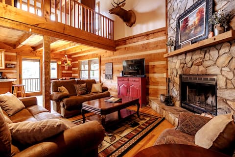 Blue Bonnet Cabin - Family/Pet Friendly & Hot Tub!
