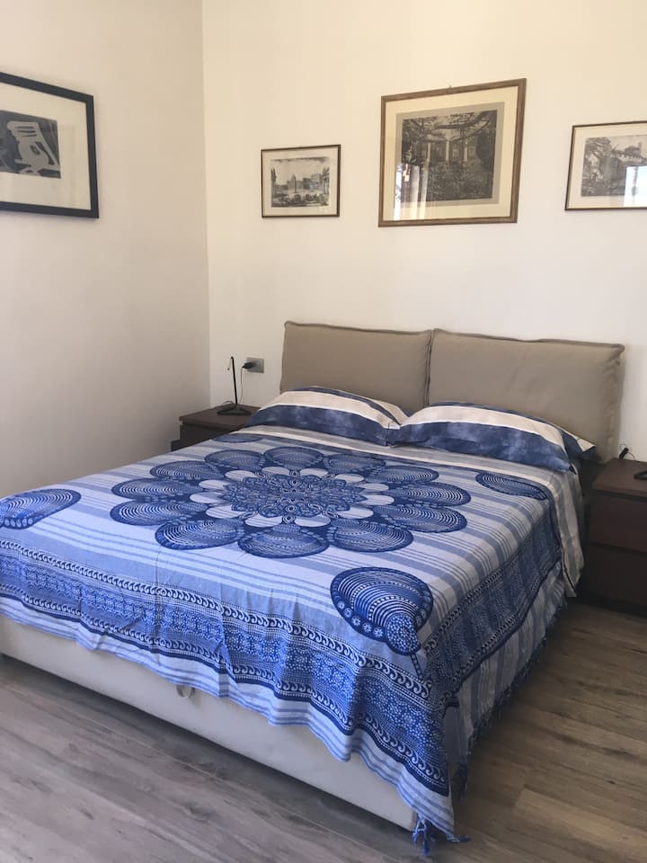 Spálňa Casetta del Carrubo (spálňa je vybavená šatníkom, komodou, televízorom a malou chladničkou). Prostredie je klimatizácia (teplá/studená).