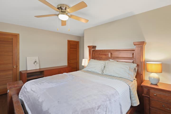 Veľká manželská posteľ.  Nastaviteľný nafukovací matrac.  Posteľná bielizeň luxusnej značky hotela.
Nové lampy so zabudovanou nabíjačkou mobilného telefónu.