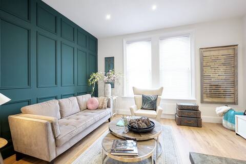 Gorgeous 5 star duplex in prime town centre spot