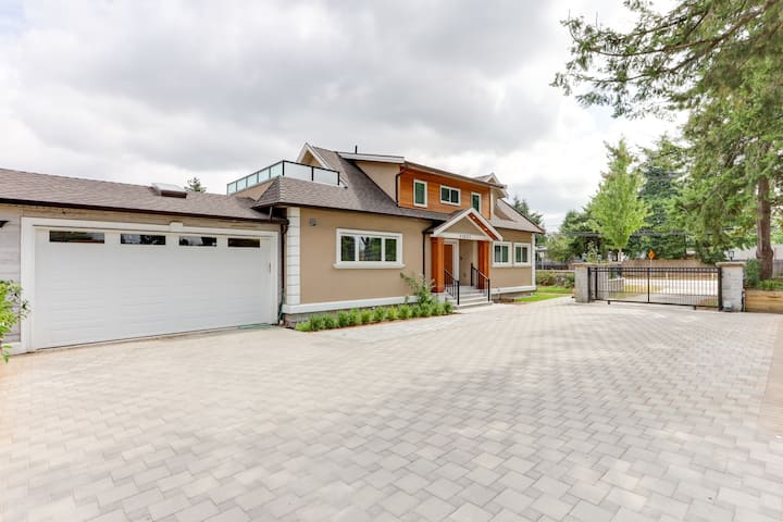 Mia's Vacation Home with 6 bed and 6 bath.