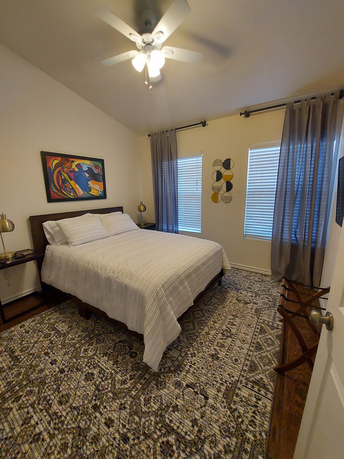 Dhomë gjumi e madhe me dekor plot gjallëri