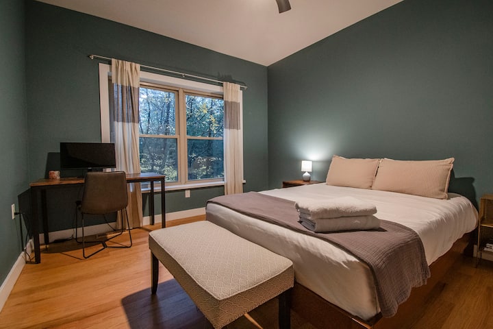 El primer dormitorio de invitados tiene una cama queen. Utiliza el escritorio para el WFH o el aprendizaje a distancia. Los huéspedes pueden utilizar el monitor proporcionado.