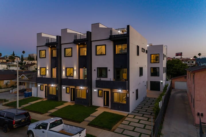 3 Luxury Modern Homes 12 bedrooms & Rooftop Decks gallery image 4