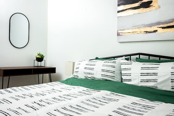 Veľká manželská posteľ v spálni 1