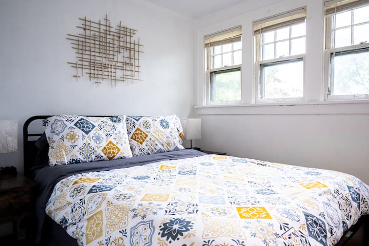 Menšia manželská posteľ v spálni 2