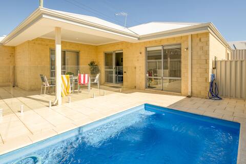 Belmont Beauty—Relaxing Poolside Stay for Families