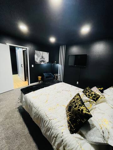 Hip Modern Condo – black & gold theme gallery image 4